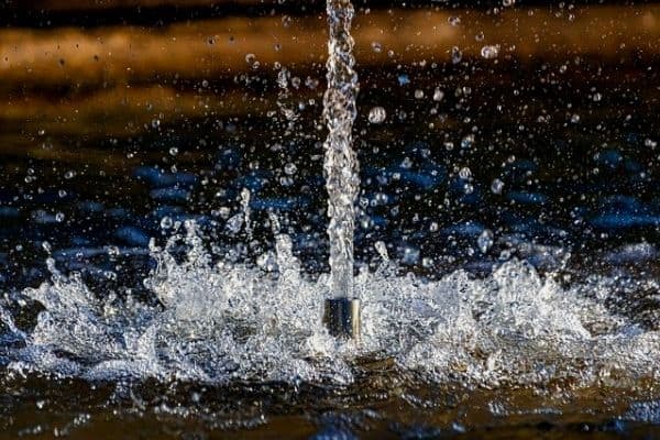 Aerating pond water